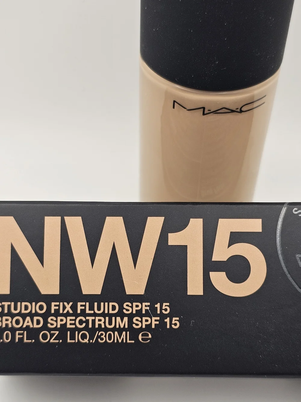 NEW MAC Cosmetics Studio Fix SPF15 24HR Matte Foundation + Oil Control NW 15
